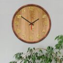 ساعة حائط خشبية بأرقام ذهبية لامعة - تصميم فاخر صامت