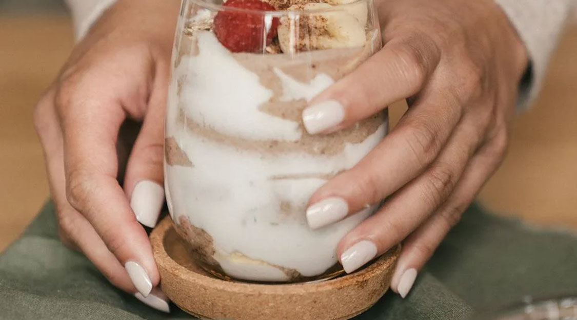 استخدم كوستر خشب على سفرتك لإضافة الحماية بشكل عملي