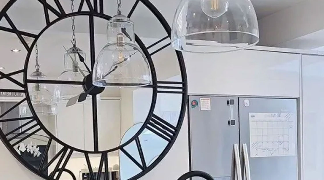 دليل اختيار ساعات حائط كبيرة تضيف للرسيبشن الفخامة والتميز